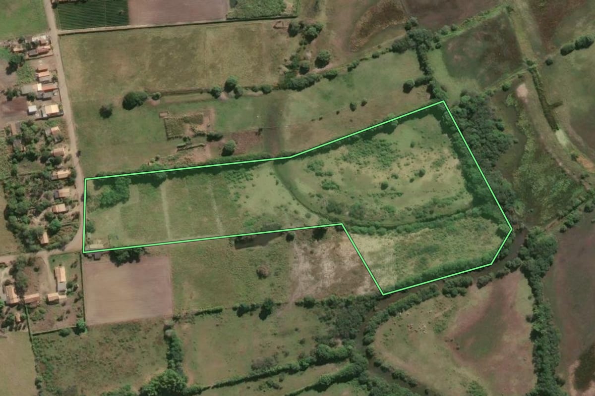 Imagem de satélite do imóvel rural em Campos dos Goytacazes (RJ), com o contorno declarado no CAR desenhado por cima.