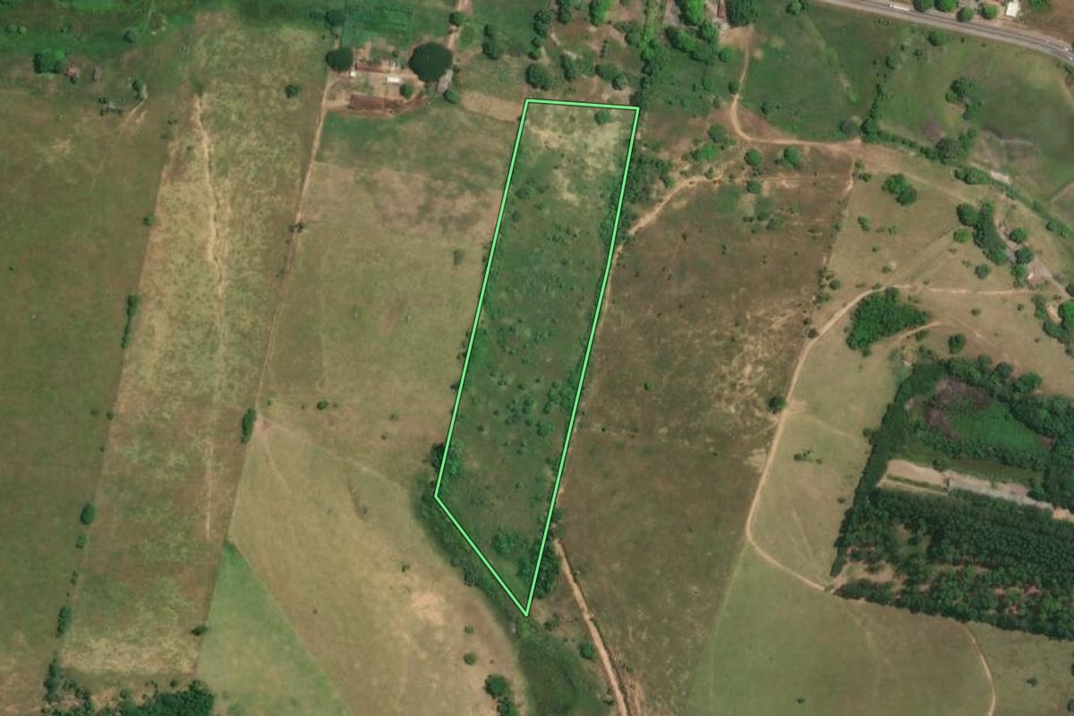 Imagem de satélite do imóvel rural em Campos dos Goytacazes (RJ), com o contorno declarado no CAR desenhado por cima.
