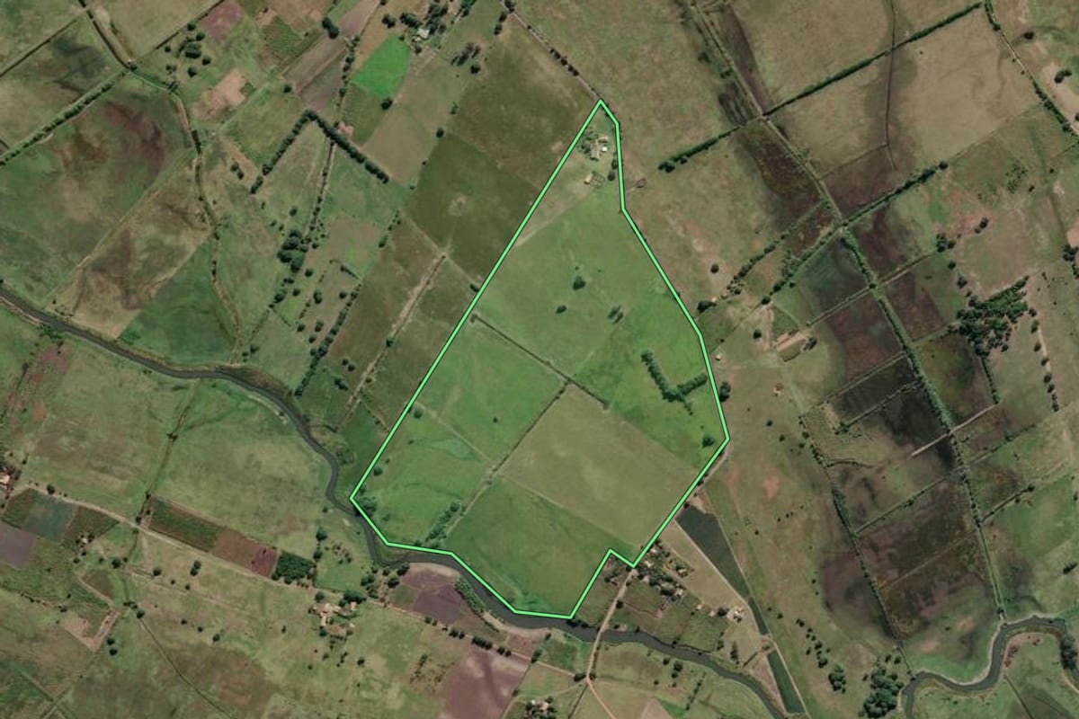 Imagem de satélite do imóvel rural em Campos dos Goytacazes (RJ), com o contorno declarado no CAR desenhado por cima.