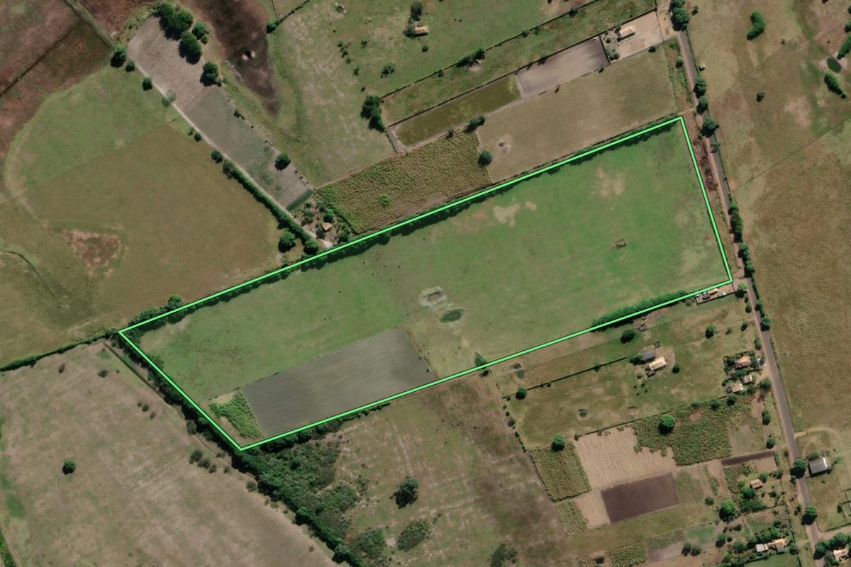 Imagem de satélite do imóvel rural em Campos dos Goytacazes (RJ), com o contorno declarado no CAR desenhado por cima.