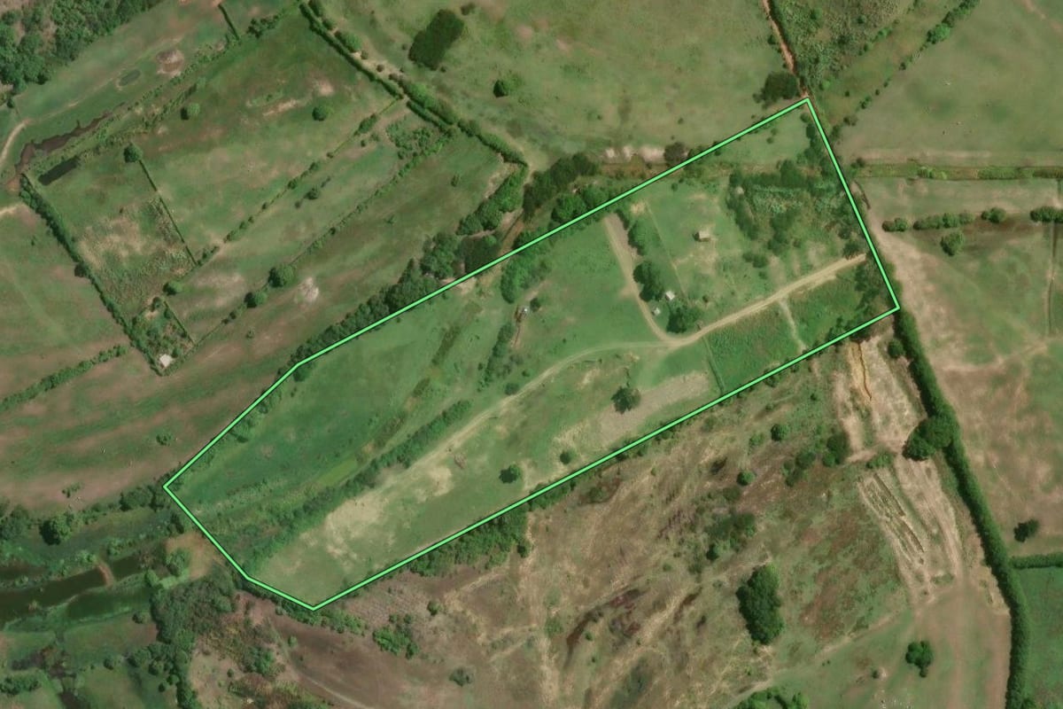 Imagem de satélite do imóvel rural em Campos dos Goytacazes (RJ), com o contorno declarado no CAR desenhado por cima.