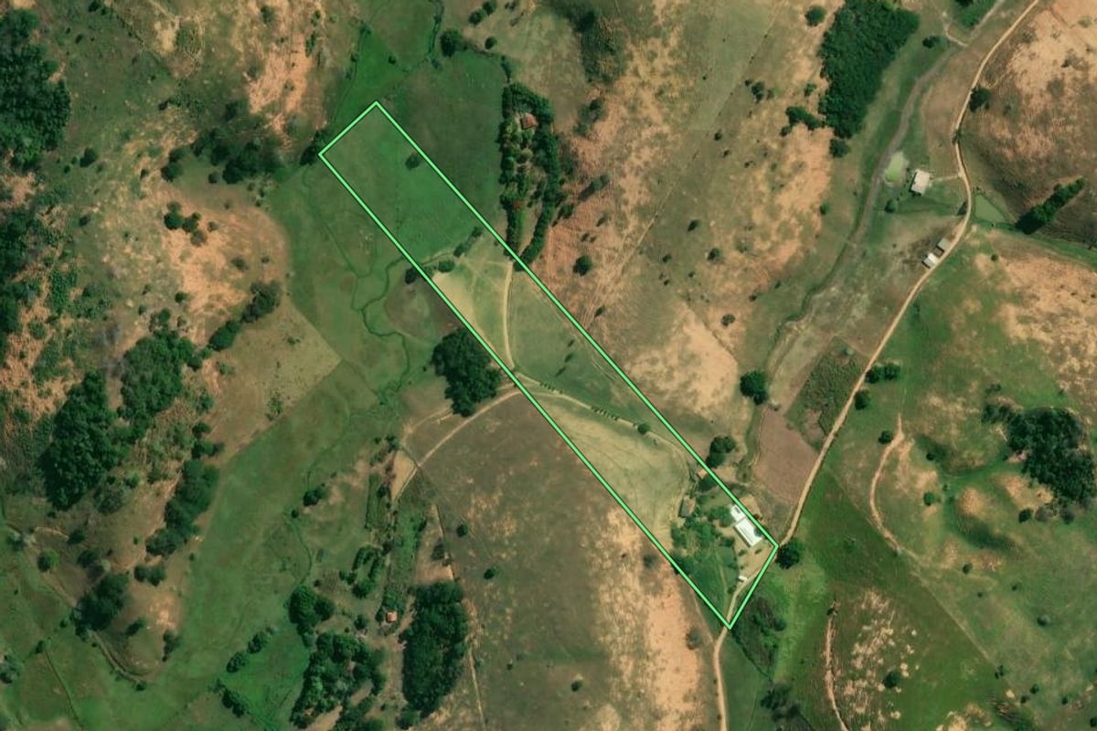 Imagem de satélite do imóvel rural em Campos dos Goytacazes (RJ), com o contorno declarado no CAR desenhado por cima.