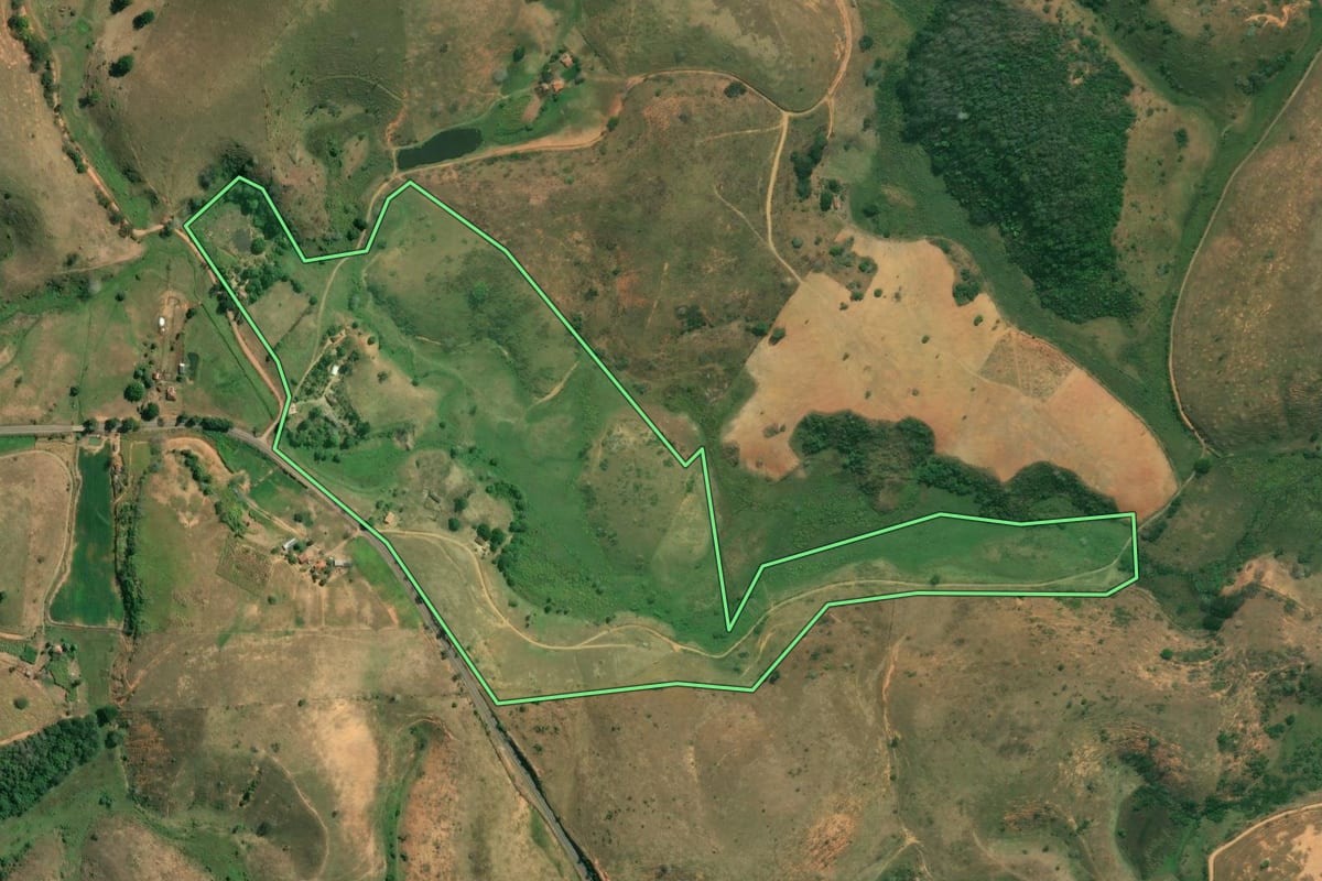 Imagem de satélite do imóvel rural em Campos dos Goytacazes (RJ), com o contorno declarado no CAR desenhado por cima.