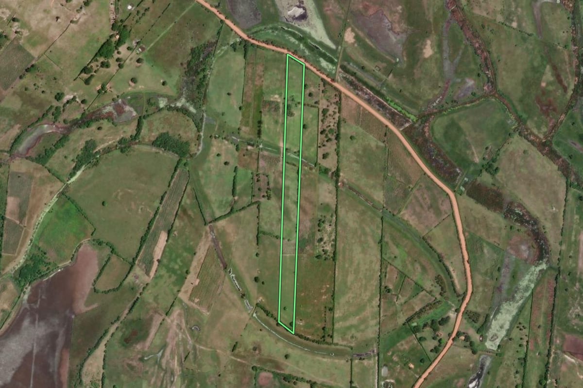 Imagem de satélite do imóvel rural em Campos dos Goytacazes (RJ), com o contorno declarado no CAR desenhado por cima.