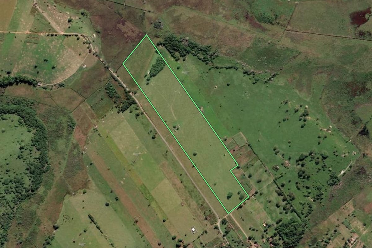 Imagem de satélite do imóvel rural em Campos dos Goytacazes (RJ), com o contorno declarado no CAR desenhado por cima.