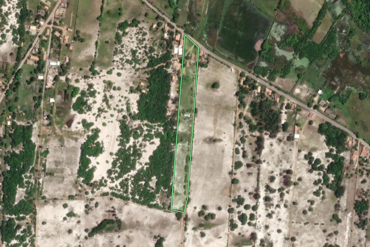 Imagem de satélite do imóvel rural em Campos dos Goytacazes (RJ), com o contorno declarado no CAR desenhado por cima.