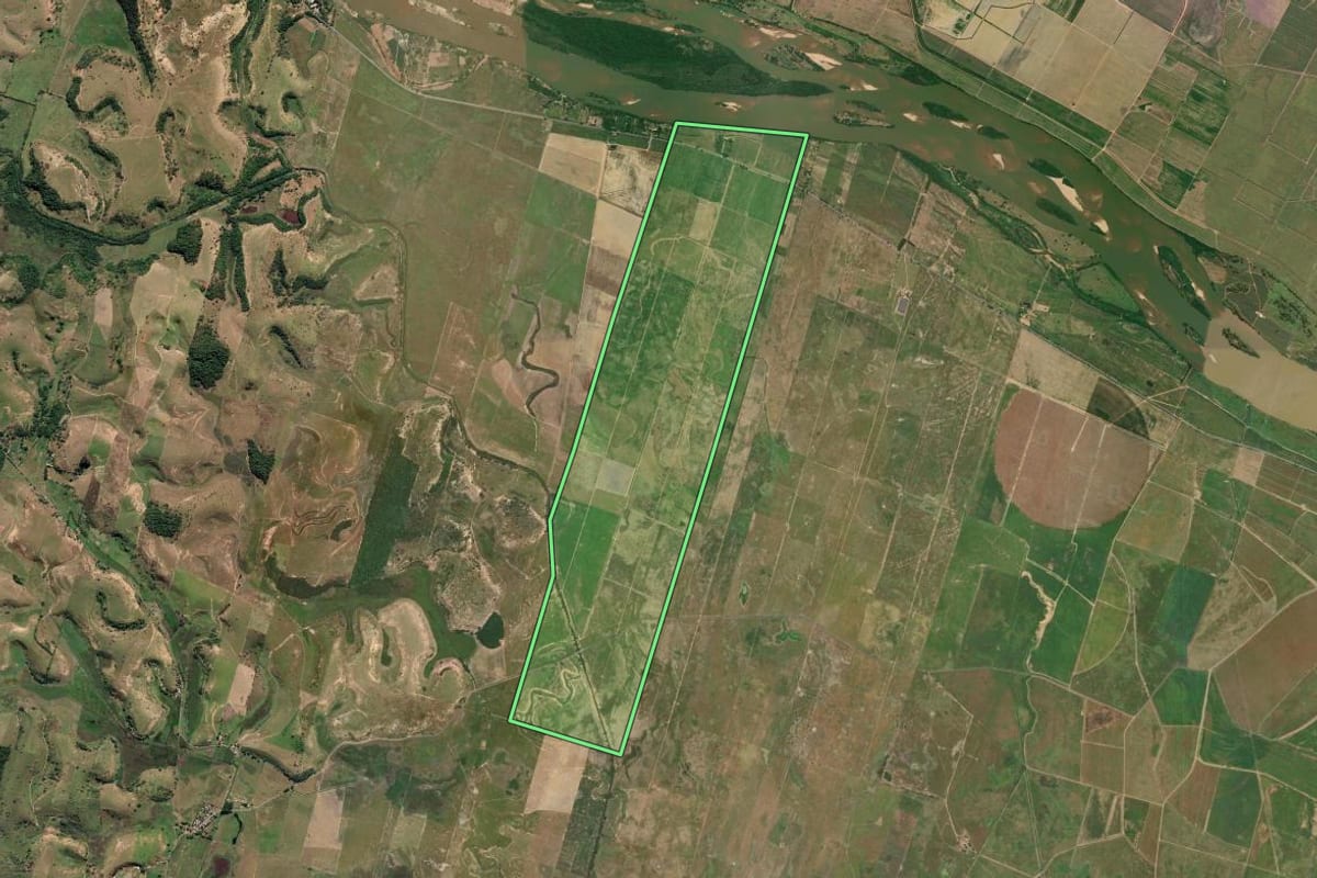 Imagem de satélite do imóvel rural em Campos dos Goytacazes (RJ), com o contorno declarado no CAR desenhado por cima.