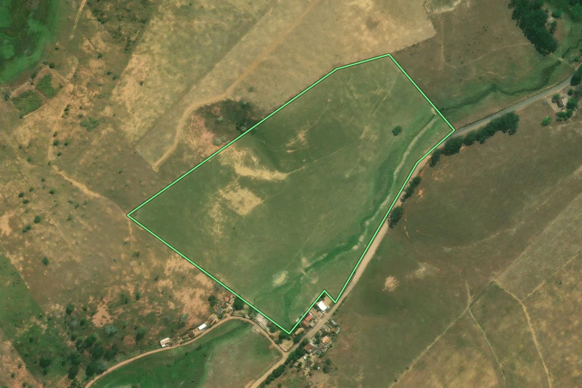 Imagem de satélite do imóvel rural em Campos dos Goytacazes (RJ), com o contorno declarado no CAR desenhado por cima.