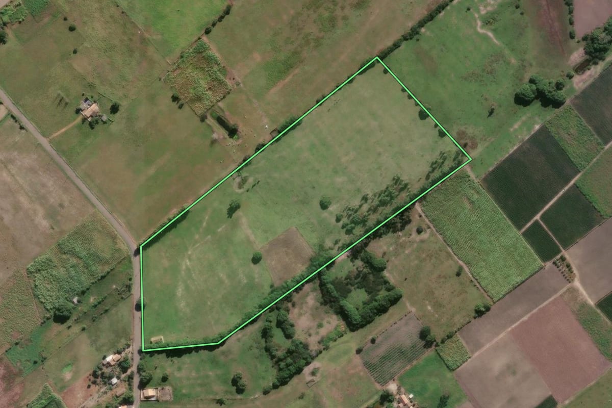 Imagem de satélite do imóvel rural em Campos dos Goytacazes (RJ), com o contorno declarado no CAR desenhado por cima.
