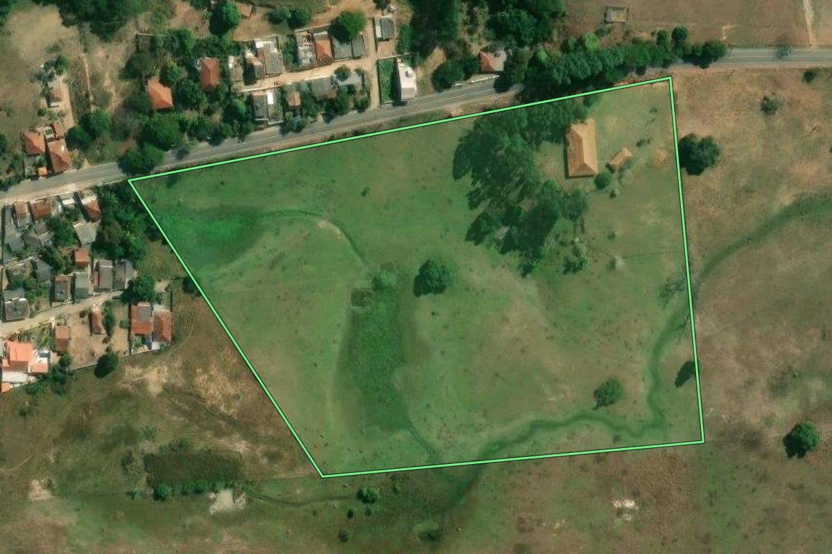 Imagem de satélite do imóvel rural em Campos dos Goytacazes (RJ), com o contorno declarado no CAR desenhado por cima.