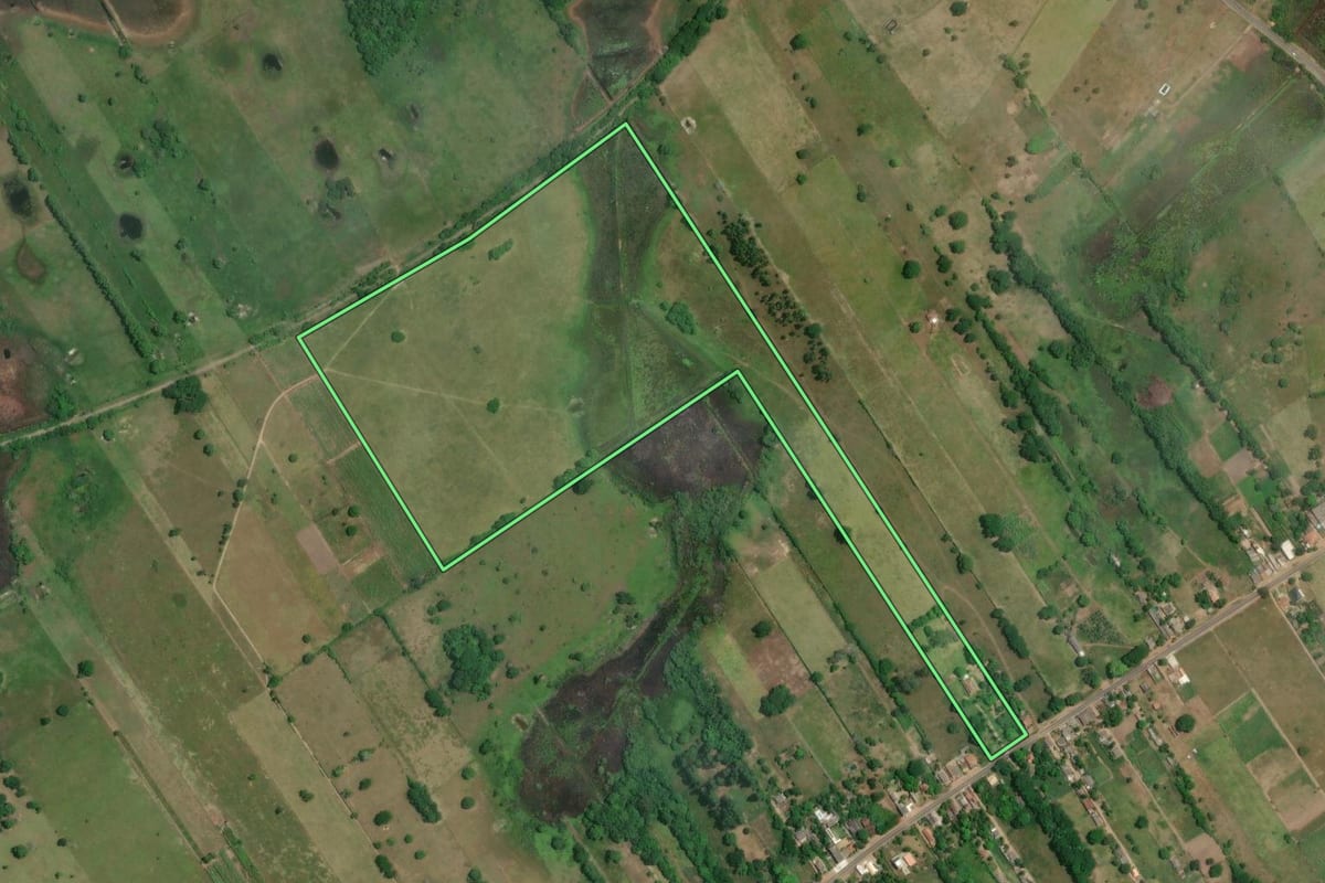 Imagem de satélite do imóvel rural em Campos dos Goytacazes (RJ), com o contorno declarado no CAR desenhado por cima.