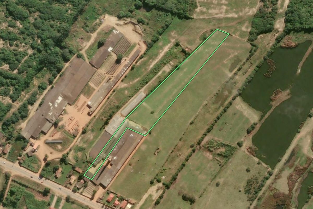 Imagem de satélite do imóvel rural em Campos dos Goytacazes (RJ), com o contorno declarado no CAR desenhado por cima.