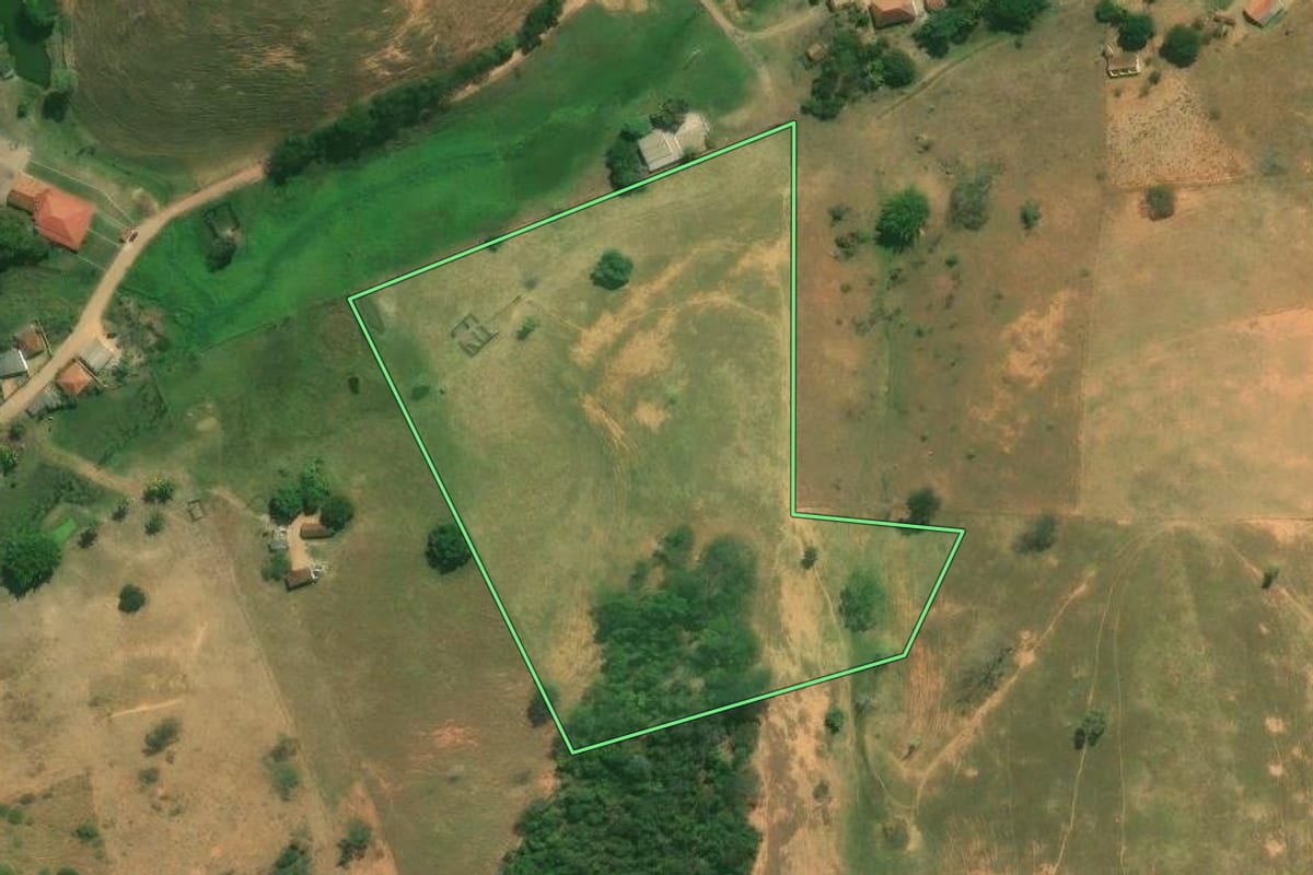 Imagem de satélite do imóvel rural em Campos dos Goytacazes (RJ), com o contorno declarado no CAR desenhado por cima.