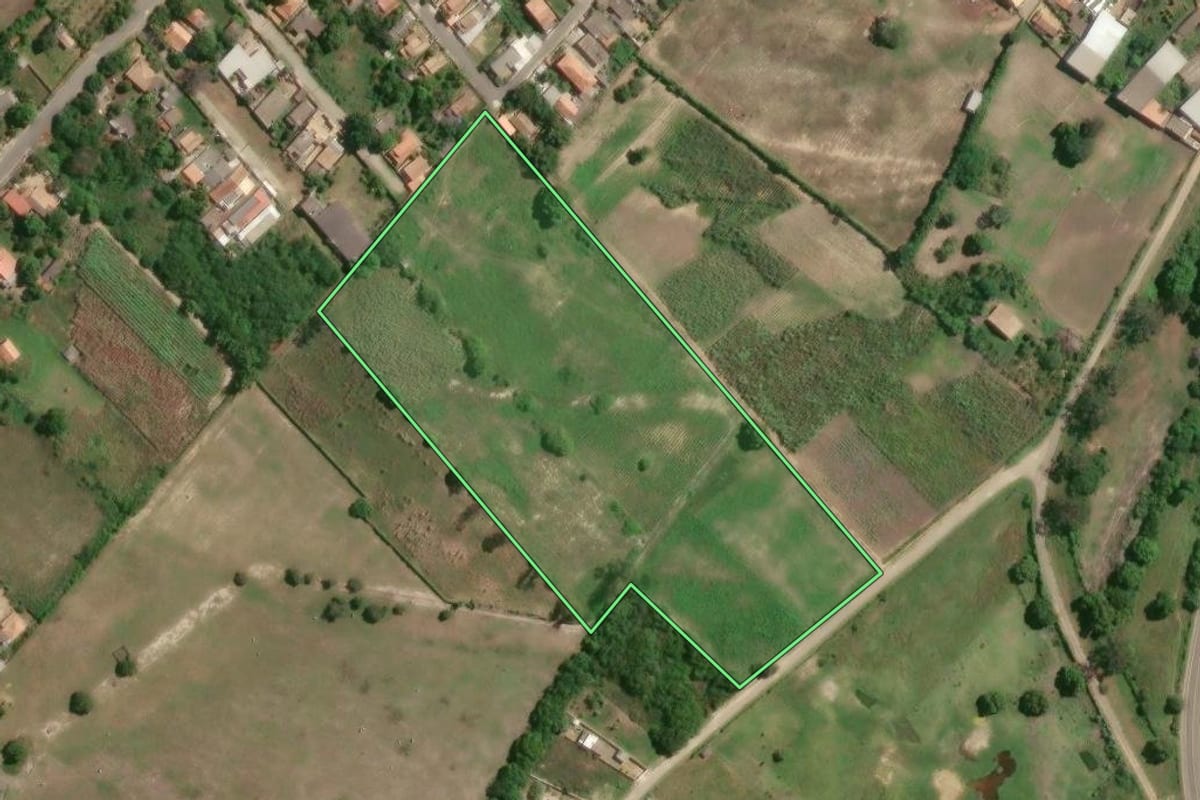 Imagem de satélite do imóvel rural em Campos dos Goytacazes (RJ), com o contorno declarado no CAR desenhado por cima.