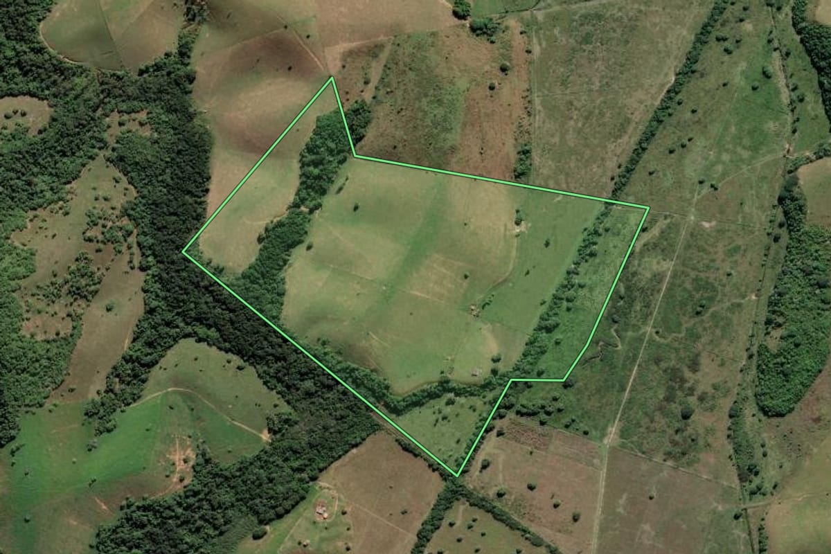 Imagem de satélite do imóvel rural em Campos dos Goytacazes (RJ), com o contorno declarado no CAR desenhado por cima.