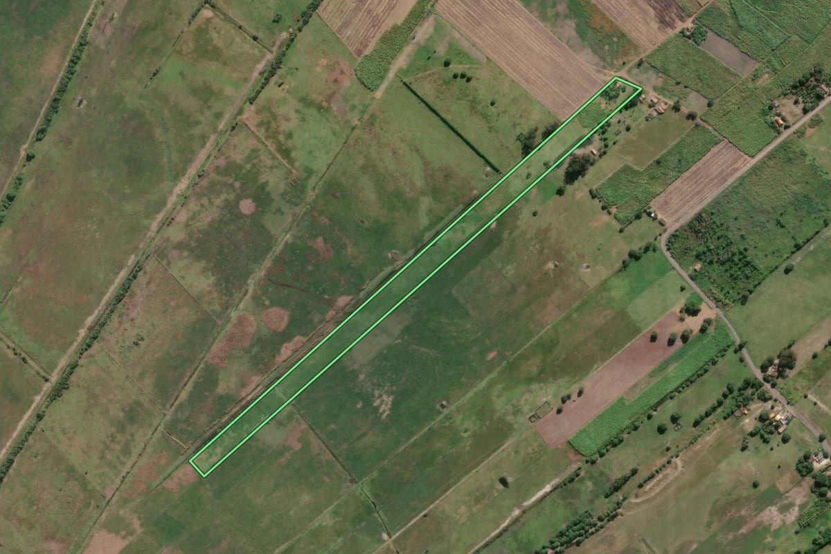 Imagem de satélite do imóvel rural em Campos dos Goytacazes (RJ), com o contorno declarado no CAR desenhado por cima.