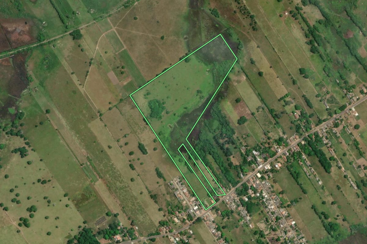 Imagem de satélite do imóvel rural em Campos dos Goytacazes (RJ), com o contorno declarado no CAR desenhado por cima.