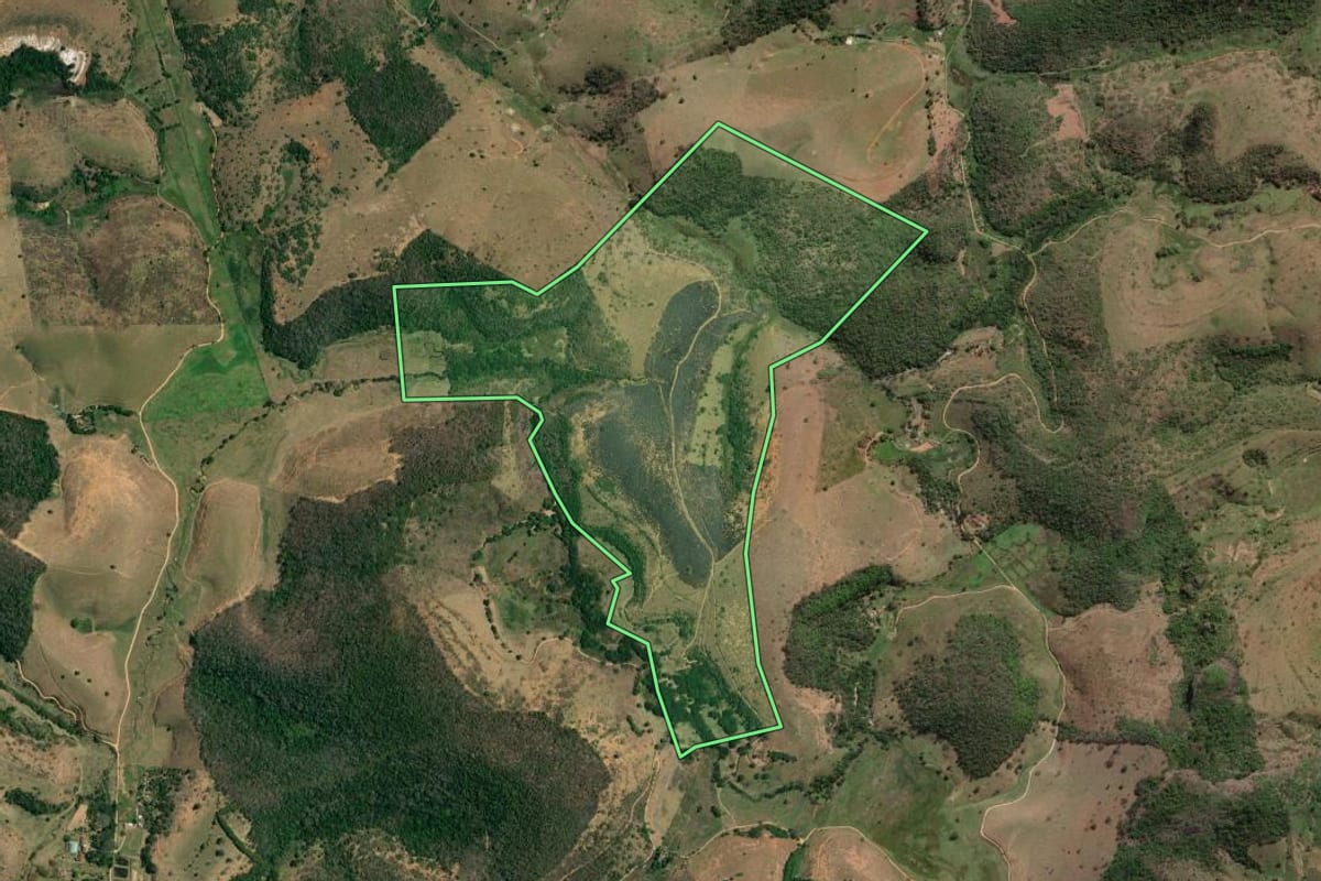 Imagem de satélite do imóvel rural em Cantagalo (RJ), com o contorno declarado no CAR desenhado por cima.
