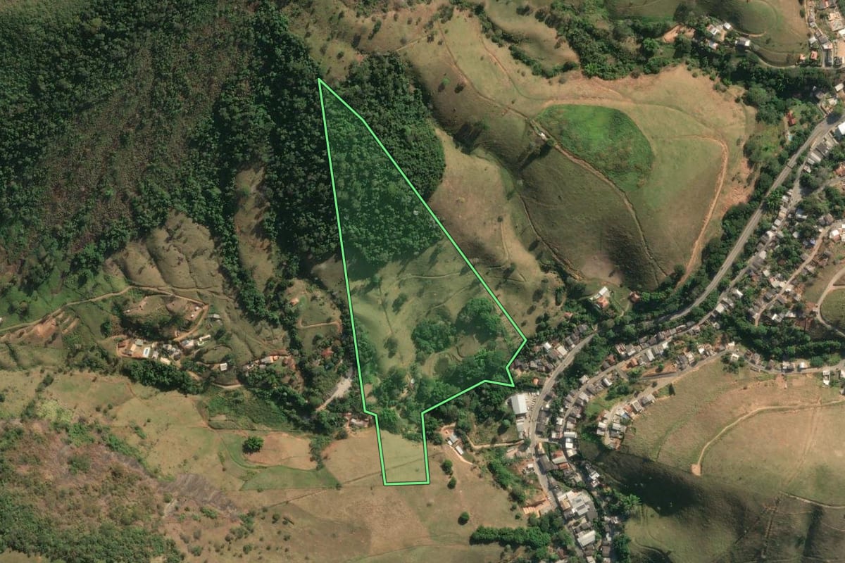 Imagem de satélite do imóvel rural em Cantagalo (RJ), com o contorno declarado no CAR desenhado por cima.