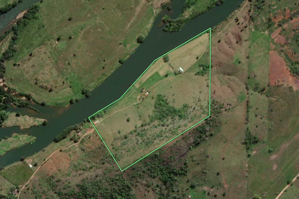 Imagem de satélite do imóvel rural em Cantagalo (RJ), com o contorno declarado no CAR desenhado por cima.