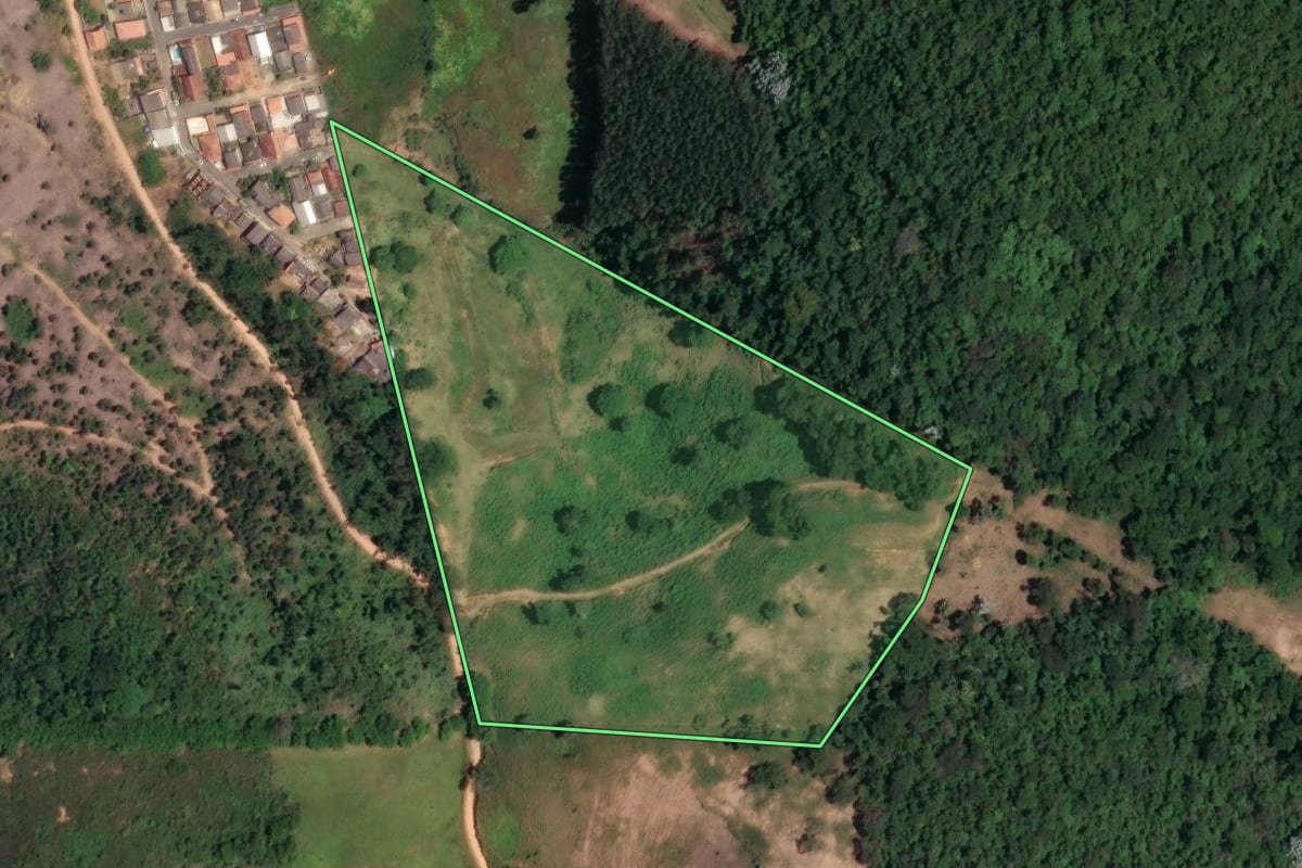Imagem de satélite do imóvel rural em Cantagalo (RJ), com o contorno declarado no CAR desenhado por cima.