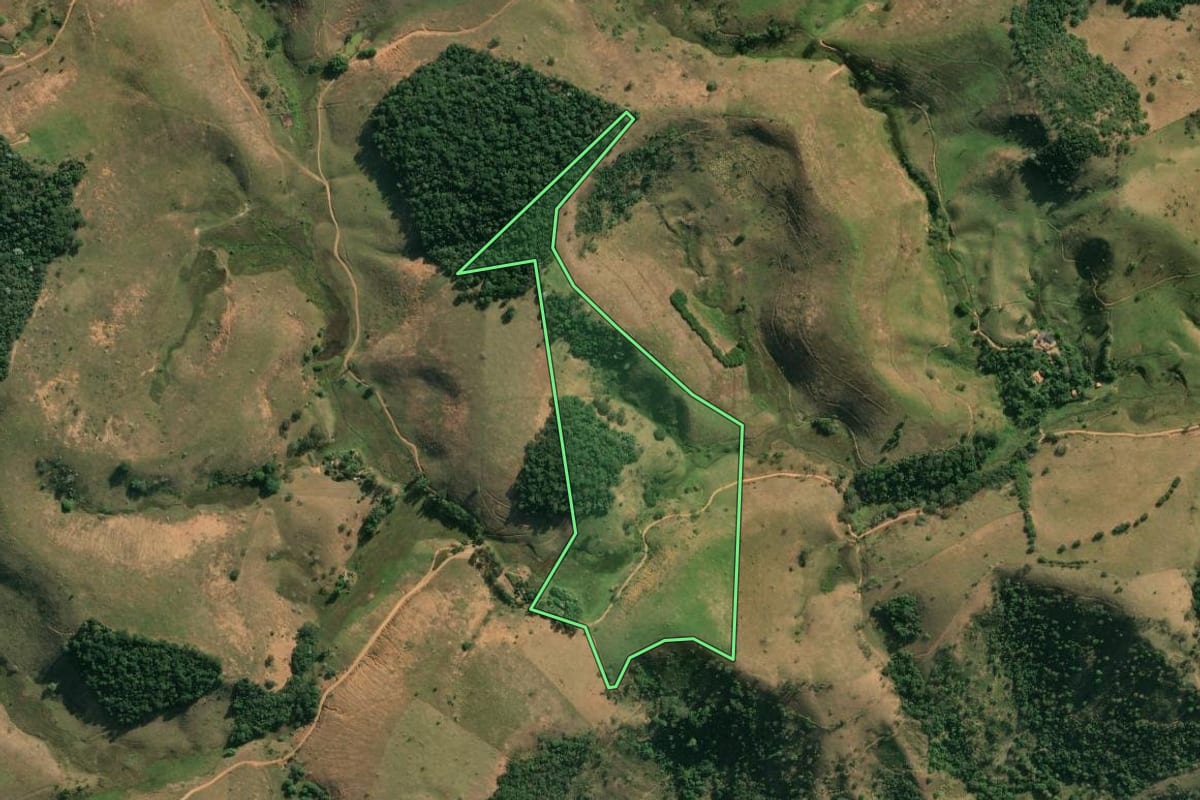 Imagem de satélite do imóvel rural em Cantagalo (RJ), com o contorno declarado no CAR desenhado por cima.
