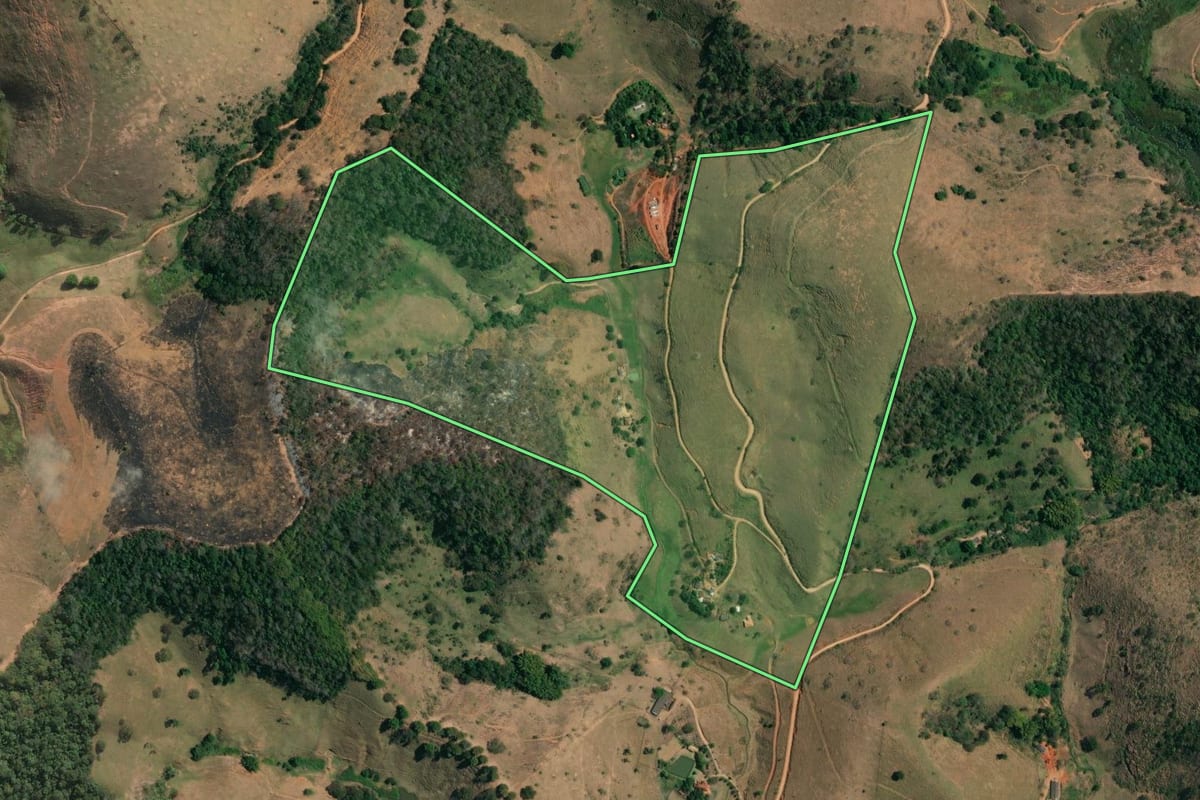 Imagem de satélite do imóvel rural em Cantagalo (RJ), com o contorno declarado no CAR desenhado por cima.