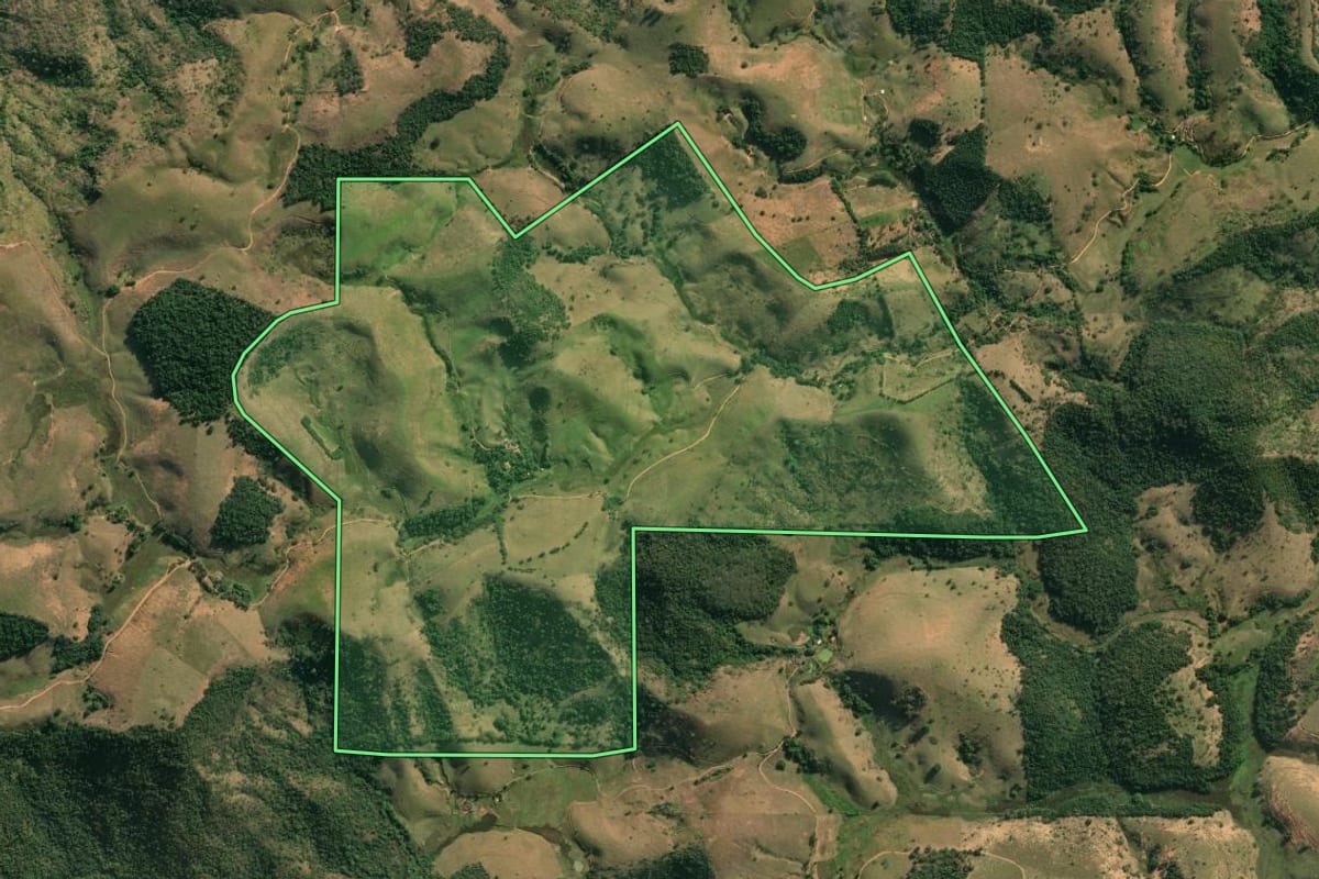 Imagem de satélite do imóvel rural em Cantagalo (RJ), com o contorno declarado no CAR desenhado por cima.