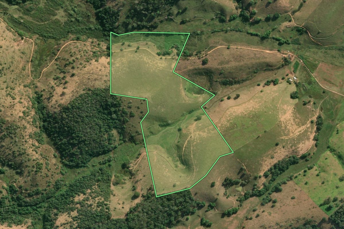 Imagem de satélite do imóvel rural em Cantagalo (RJ), com o contorno declarado no CAR desenhado por cima.
