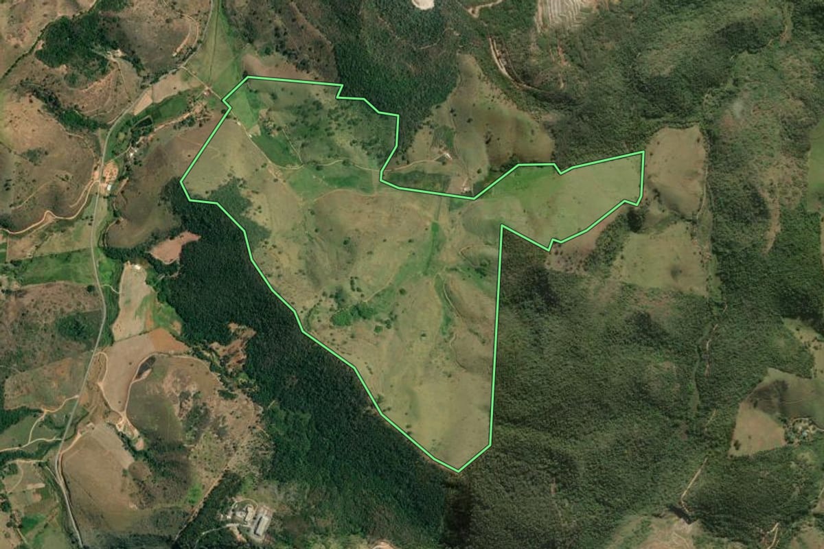 Imagem de satélite do imóvel rural em Cantagalo (RJ), com o contorno declarado no CAR desenhado por cima.