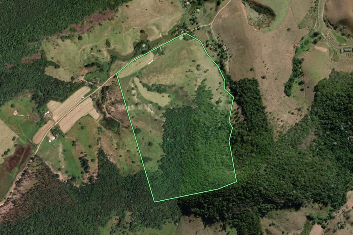 Imagem de satélite do imóvel rural em Cantagalo (RJ), com o contorno declarado no CAR desenhado por cima.