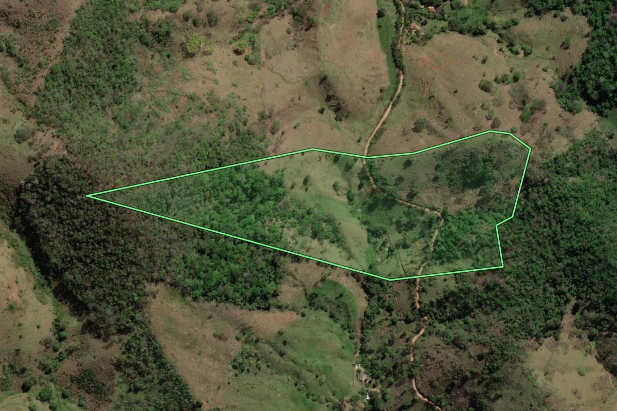 Imagem de satélite do imóvel rural em Cantagalo (RJ), com o contorno declarado no CAR desenhado por cima.