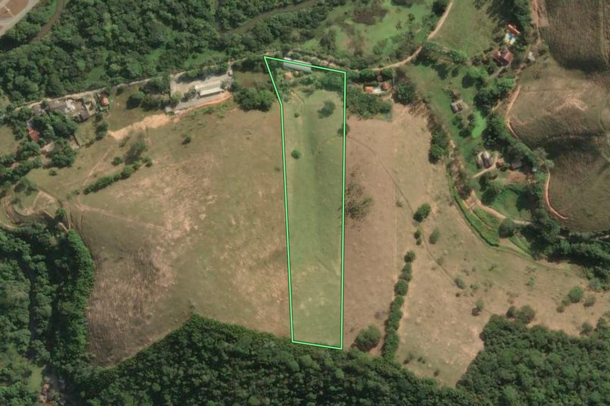 Imagem de satélite do imóvel rural em Cantagalo (RJ), com o contorno declarado no CAR desenhado por cima.