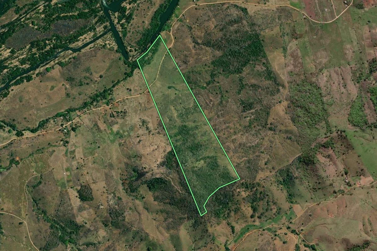Imagem de satélite do imóvel rural em Cantagalo (RJ), com o contorno declarado no CAR desenhado por cima.