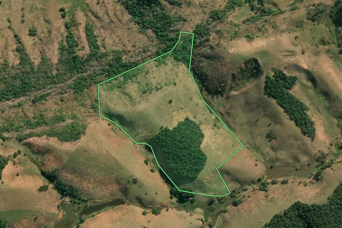 Imagem de satélite do imóvel rural em Cantagalo (RJ), com o contorno declarado no CAR desenhado por cima.