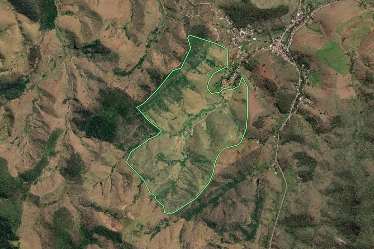 Imagem de satélite do imóvel rural em Cantagalo (RJ), com o contorno declarado no CAR desenhado por cima.