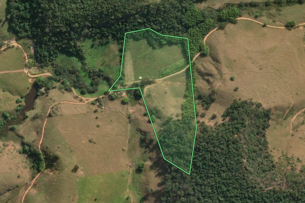 Imagem de satélite do imóvel rural em Cantagalo (RJ), com o contorno declarado no CAR desenhado por cima.