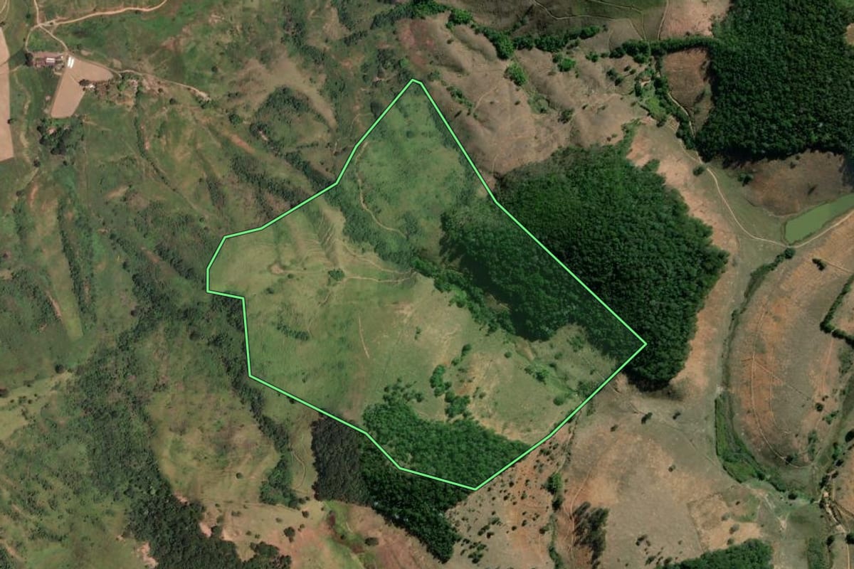 Imagem de satélite do imóvel rural em Cantagalo (RJ), com o contorno declarado no CAR desenhado por cima.