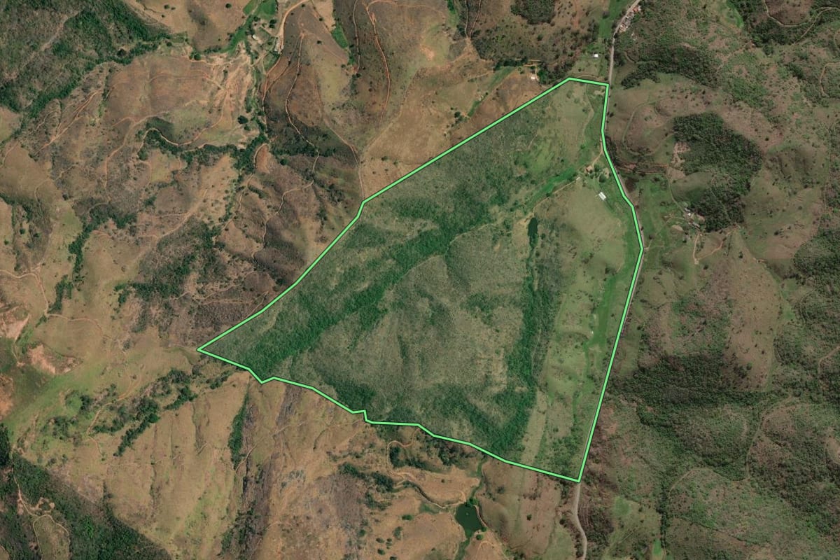 Imagem de satélite do imóvel rural em Cantagalo (RJ), com o contorno declarado no CAR desenhado por cima.