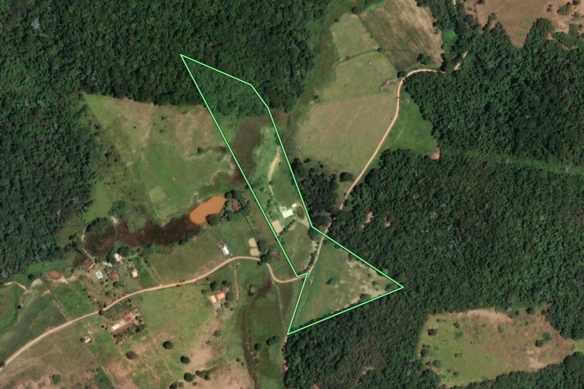 Imagem de satélite do imóvel rural em Cantagalo (RJ), com o contorno declarado no CAR desenhado por cima.