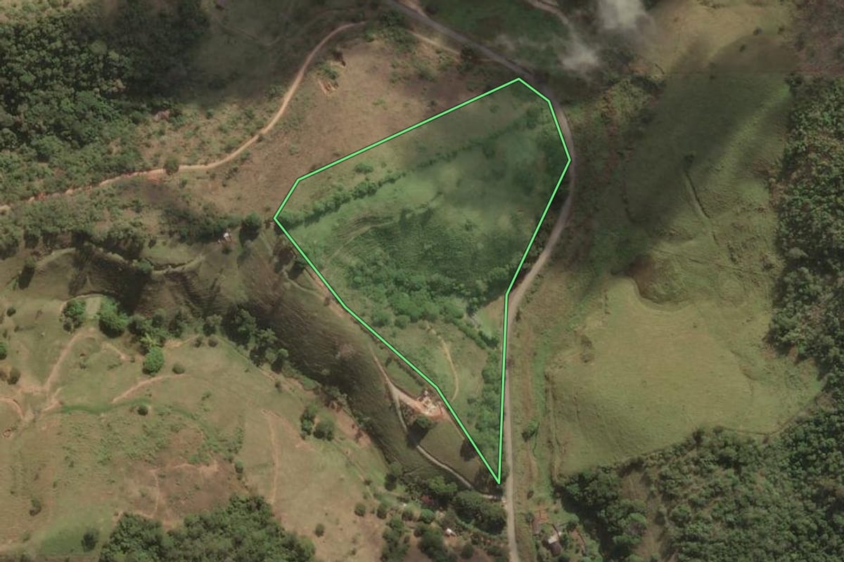 Imagem de satélite do imóvel rural em Cantagalo (RJ), com o contorno declarado no CAR desenhado por cima.