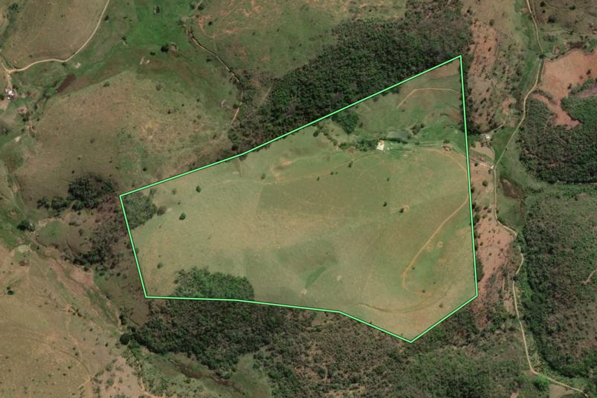 Imagem de satélite do imóvel rural em Cantagalo (RJ), com o contorno declarado no CAR desenhado por cima.