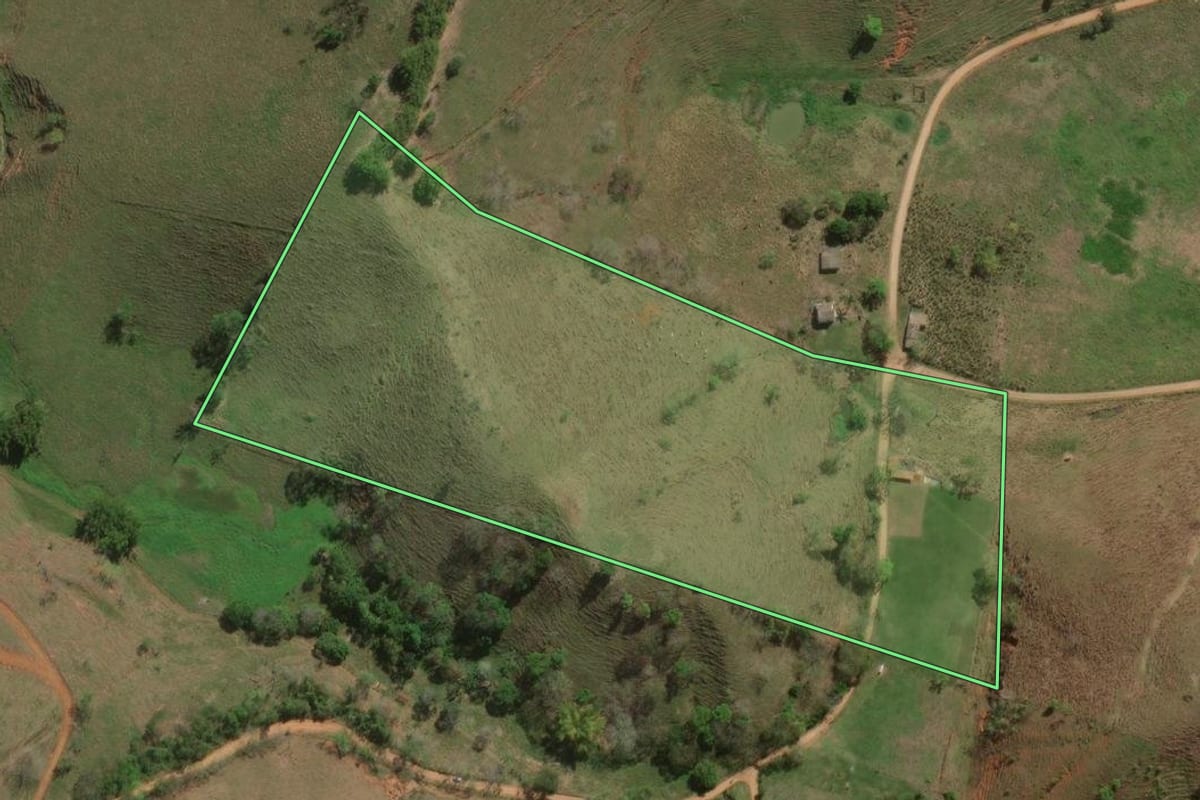 Imagem de satélite do imóvel rural em Cantagalo (RJ), com o contorno declarado no CAR desenhado por cima.