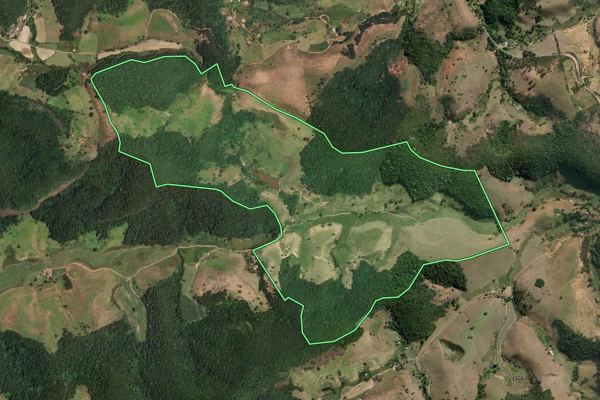 Imagem de satélite do imóvel rural em Cantagalo (RJ), com o contorno declarado no CAR desenhado por cima.