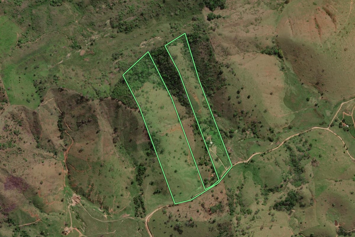 Imagem de satélite do imóvel rural em Cantagalo (RJ), com o contorno declarado no CAR desenhado por cima.