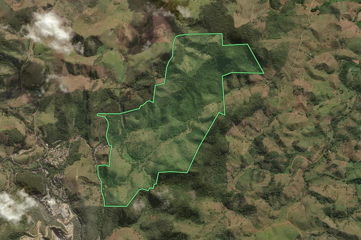 Imagem de satélite do imóvel rural em Cantagalo (RJ), com o contorno declarado no CAR desenhado por cima.