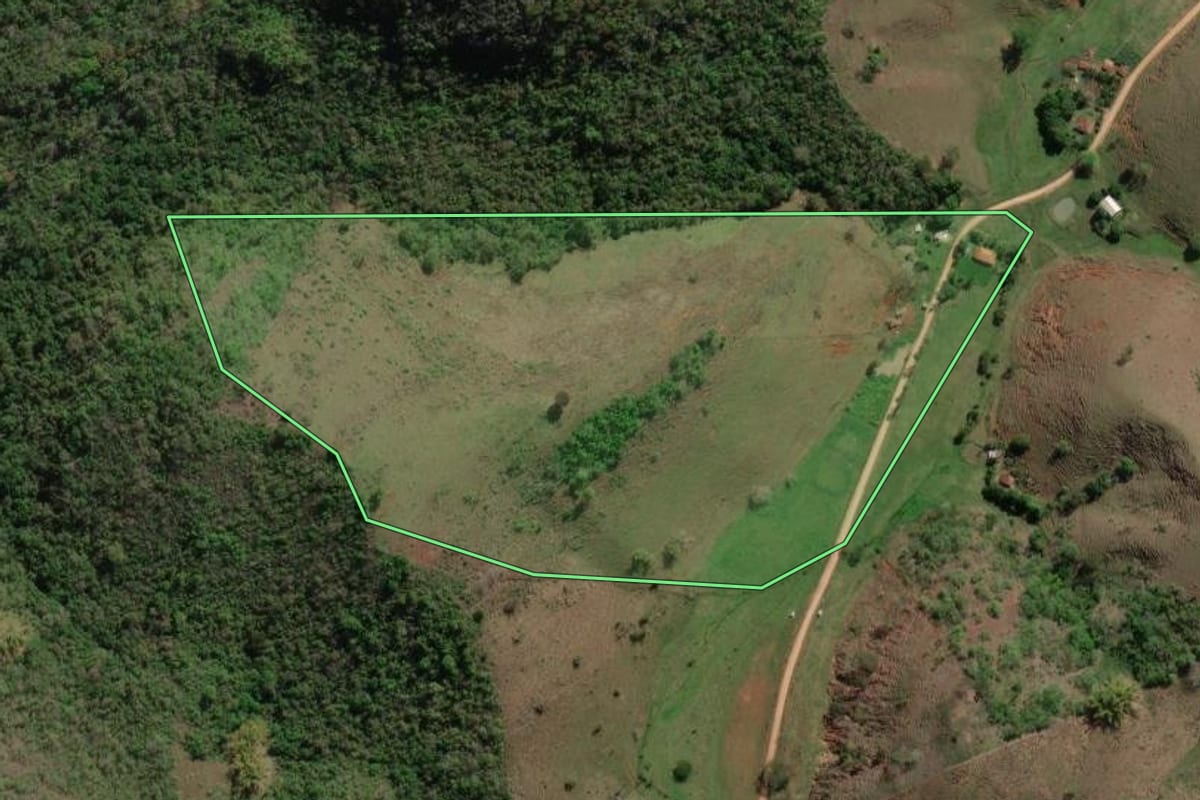 Imagem de satélite do imóvel rural em Cantagalo (RJ), com o contorno declarado no CAR desenhado por cima.