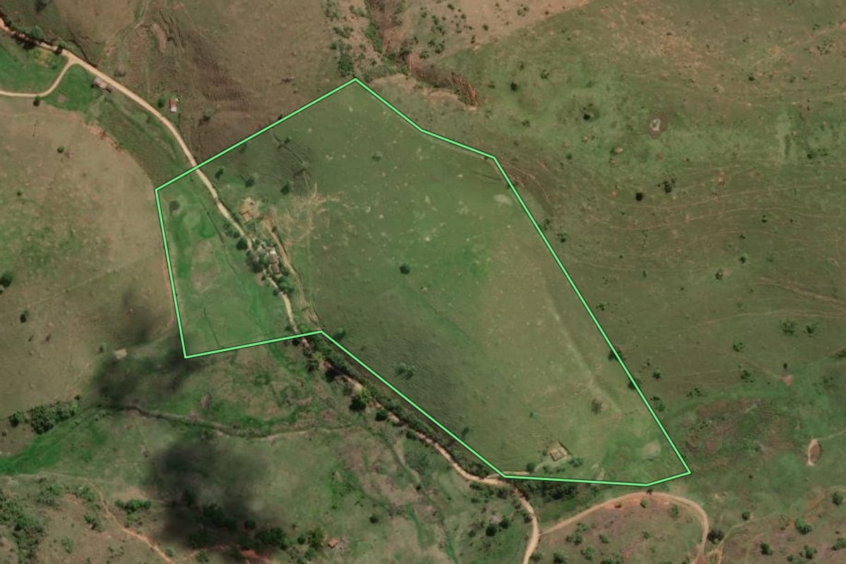Imagem de satélite do imóvel rural em Cantagalo (RJ), com o contorno declarado no CAR desenhado por cima.