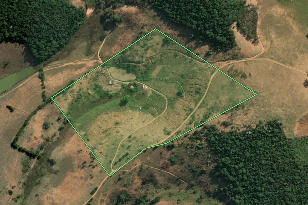 Imagem de satélite do imóvel rural em Cantagalo (RJ), com o contorno declarado no CAR desenhado por cima.