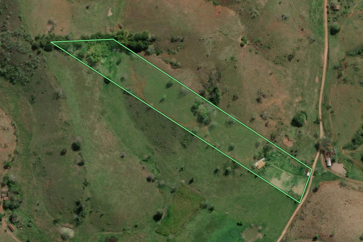 Imagem de satélite do imóvel rural em Cantagalo (RJ), com o contorno declarado no CAR desenhado por cima.